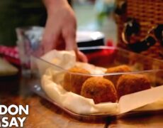 Descubre los mejores lugares para probar el delicioso Scotch Egg en tu próximo viaje de turismo gastronómico