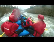 Descubre la emocionante experiencia de descender en balsa por el río Tryweryn en Gales: Turismo de aventura en un viaje imperdible