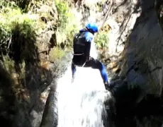 Turismo de aventura: Descendiendo en rappel por la majestuosa cascada de Pistyll Rhaeadr