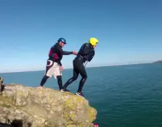 Descubre la emoción del coasteering en Pembrokeshire: La aventura perfecta para tu viaje de turismo