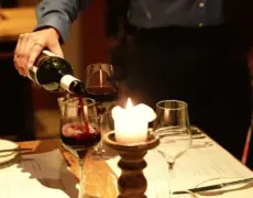 Descubre el encanto histórico de Stamford en el Hotel The Bull & Swan: una escapada turística inolvidable