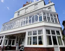 Descubre el encanto histórico del The Royal Wells Hotel en tu próximo viaje a Tunbridge Wells
