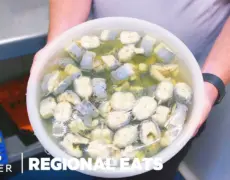 Descubre el delicioso sabor de las Jellied Eels en tu próximo viaje gastronómico