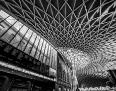 Consejos de seguridad para tu viaje a Inglaterra: protege tus pertenencias en lugares turísticos