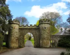 Descubre los encantos turísticos de Bath: Paseando por sus baños romanos y sus rincones históricos