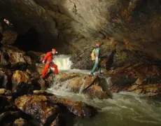 Descubre las maravillas de Clearwell Caves: Turismo y aventura en la espeleología