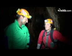 Descubre el emocionante turismo espeleológico en las cuevas de Pooles Cavern