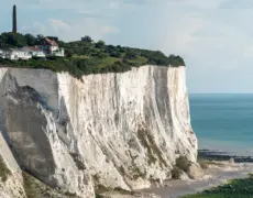 Descubre la emocionante aventura de escalar los acantilados de Dover: el destino perfecto para los amantes del turismo de aventura y viajes